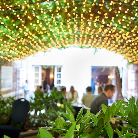 Hotel Le Chatelain Brussels Ngoại thất bức ảnh The courtyard at the 2012 event