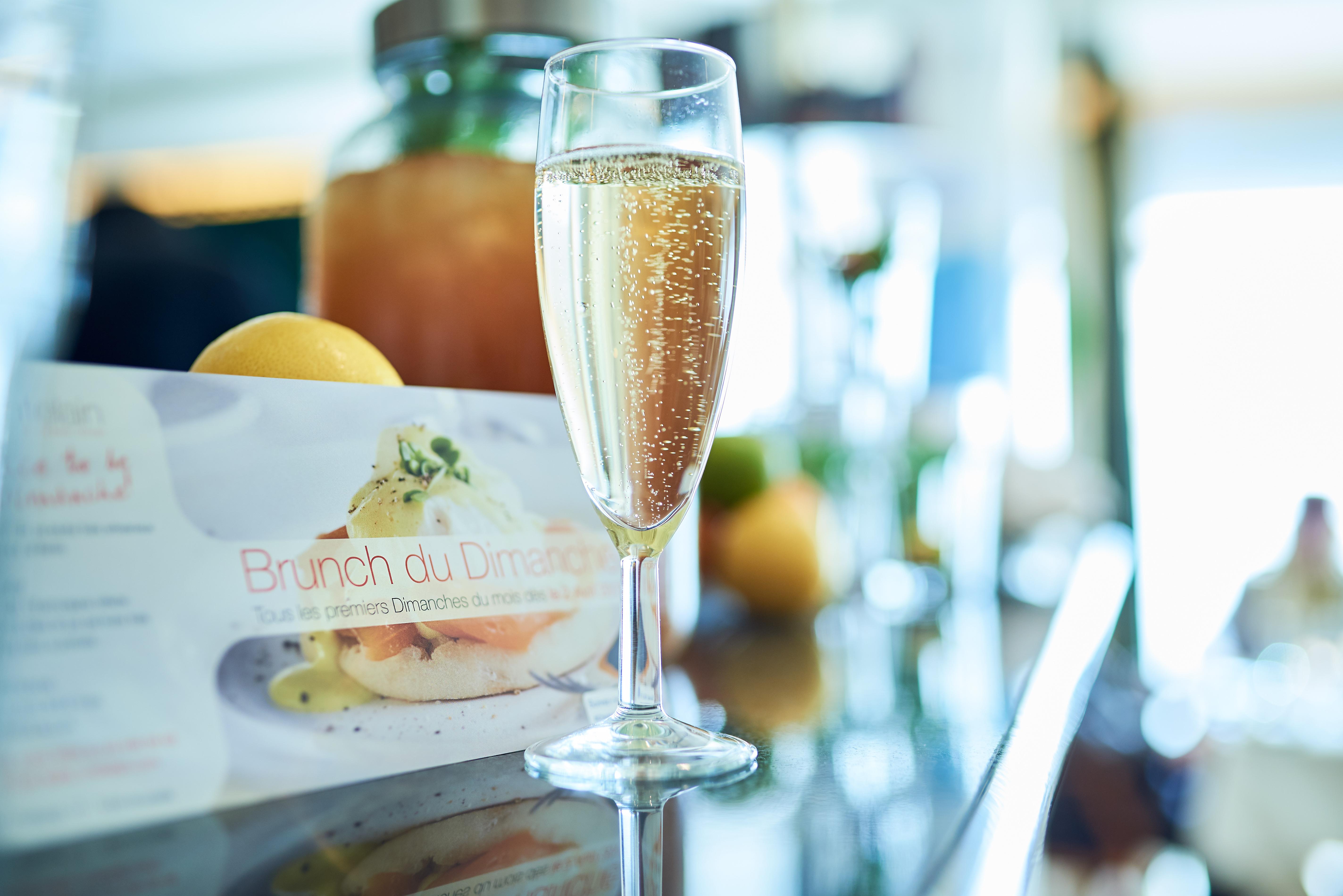 Hotel Le Chatelain Brussels Ngoại thất bức ảnh A glass of champagne