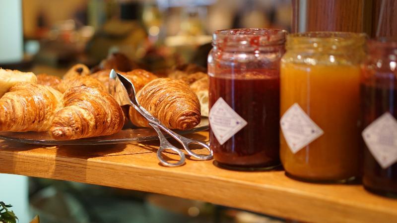 Hotel Le Chatelain Brussels Ngoại thất bức ảnh Croissants and jam