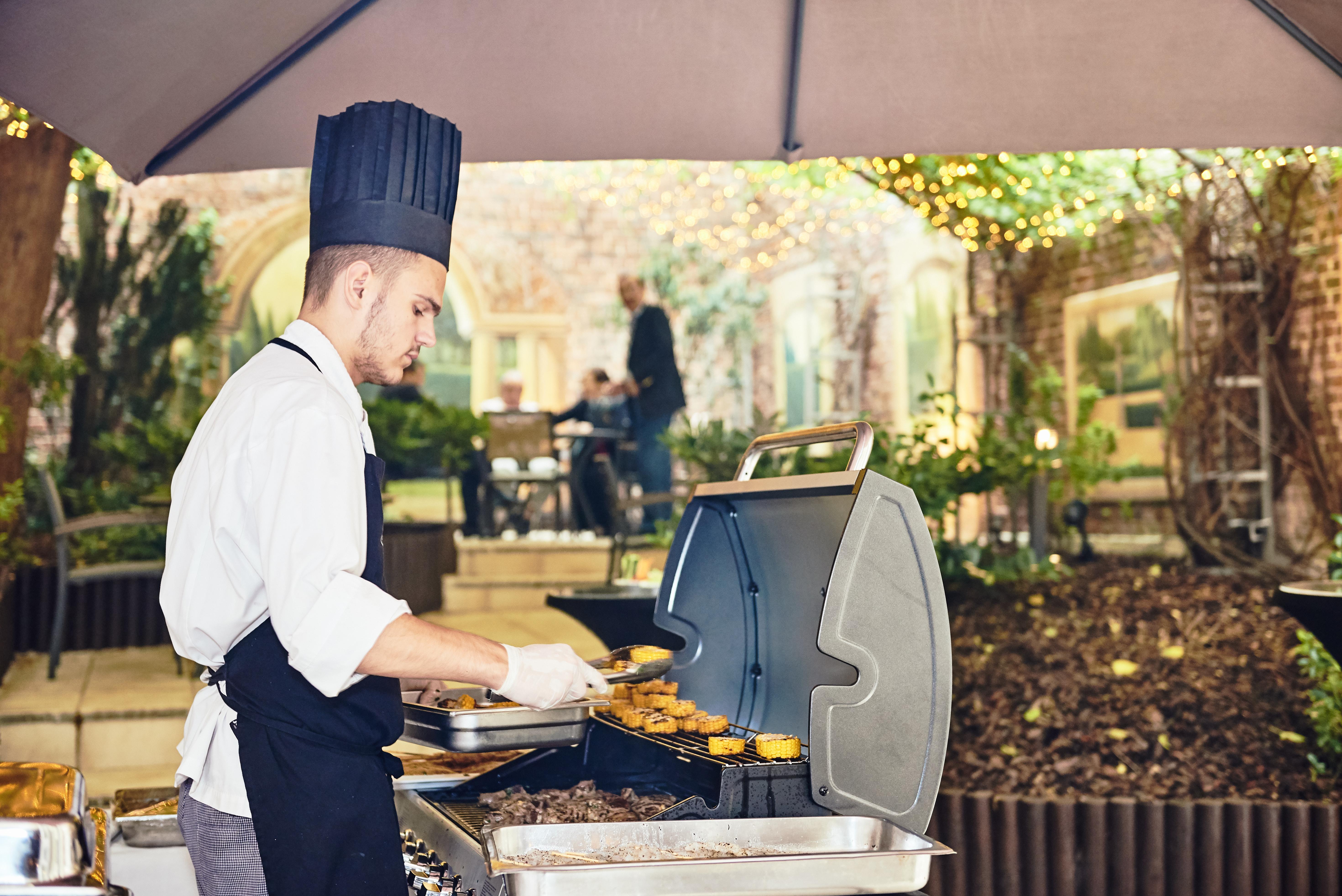 Hotel Le Chatelain Brussels Ngoại thất bức ảnh A chef cooking