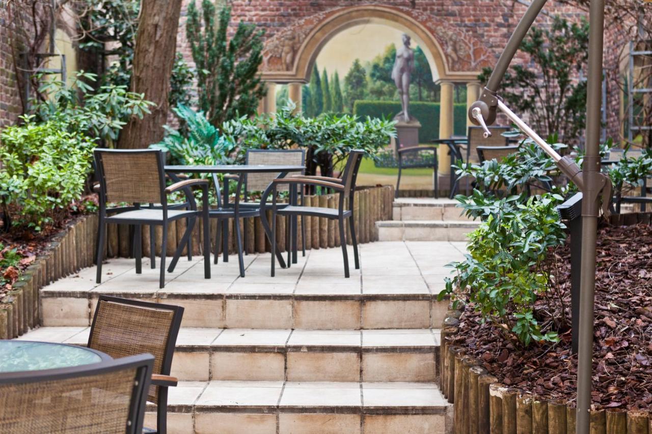 Hotel Le Chatelain Brussels Ngoại thất bức ảnh The courtyard at the hotel