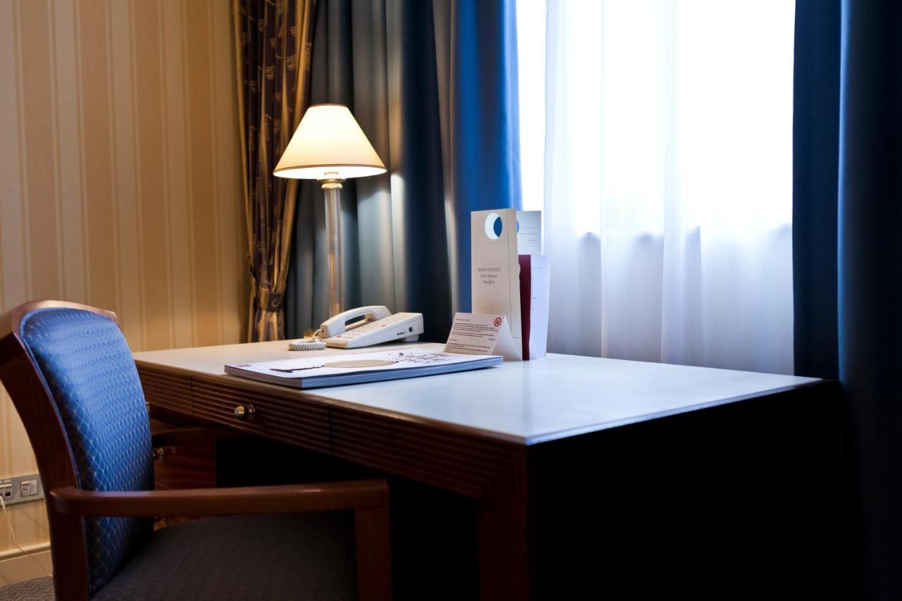 Hotel Le Chatelain Brussels Ngoại thất bức ảnh A hotel room with a Do Not Disturb sign