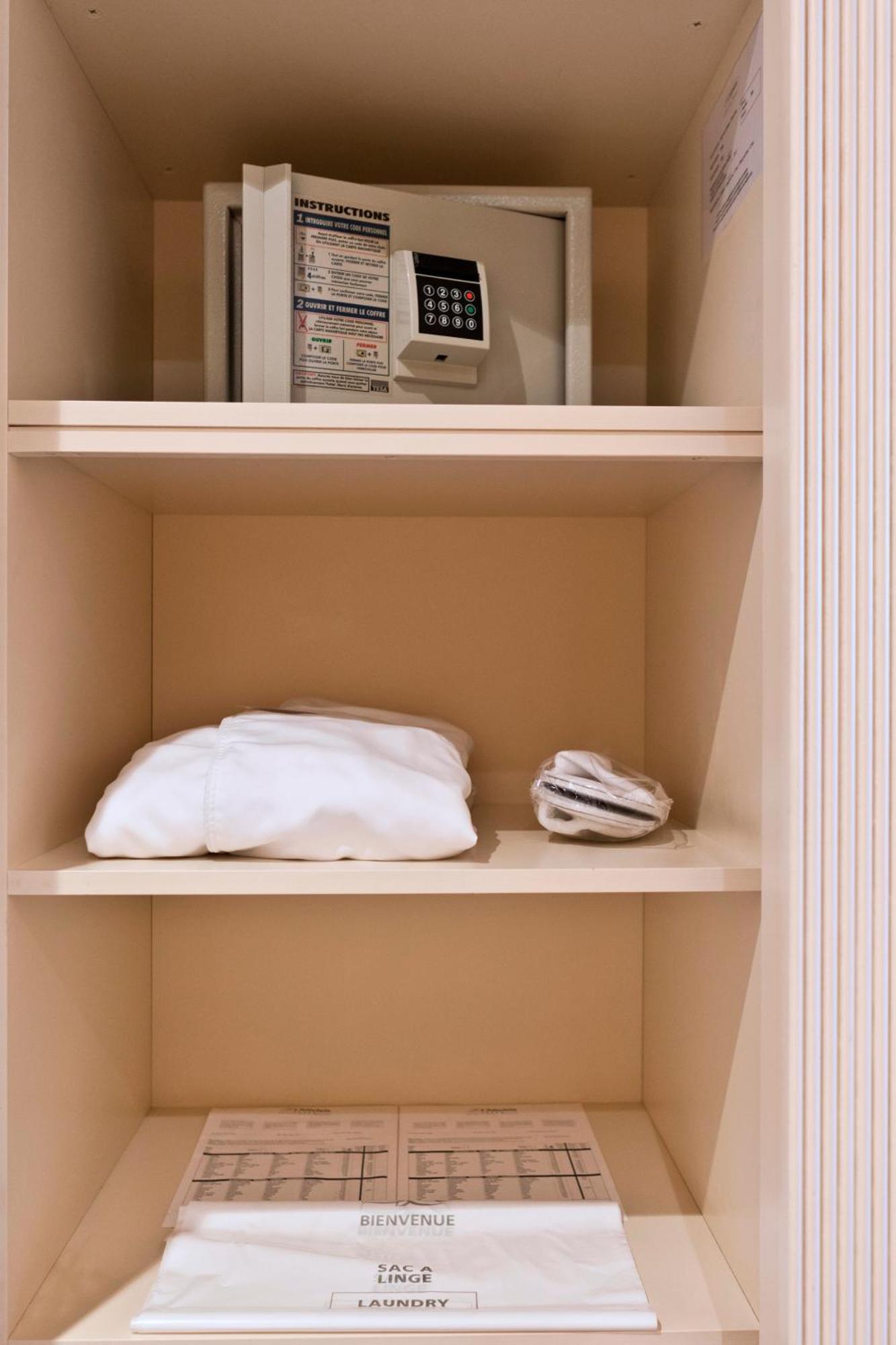 Hotel Le Chatelain Brussels Ngoại thất bức ảnh A pillow and a telephone in a hotel room