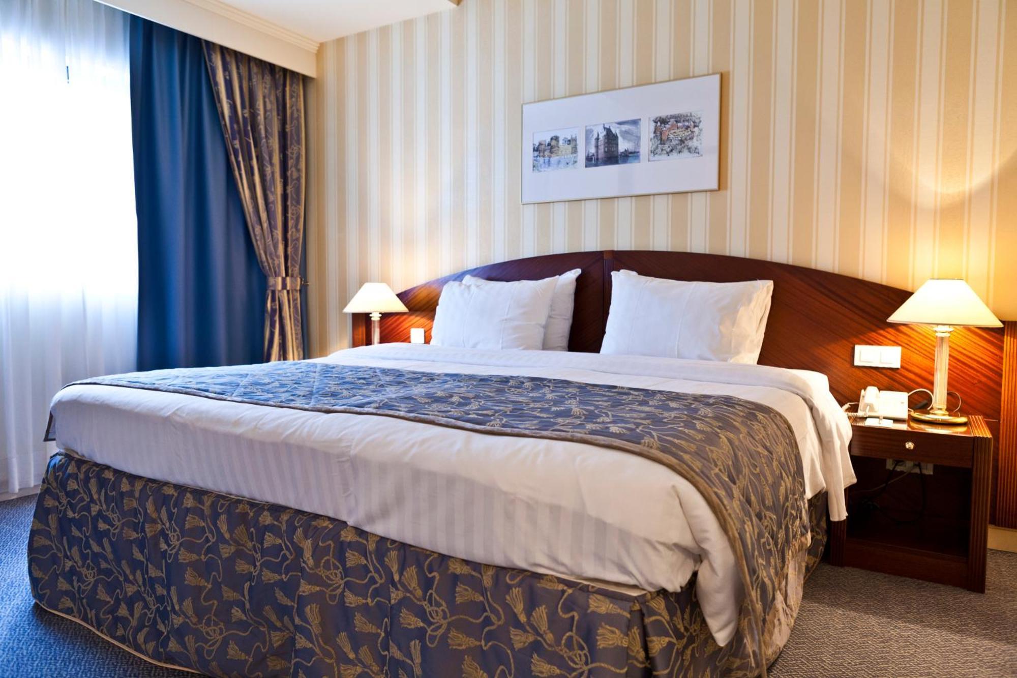 Hotel Le Chatelain Brussels Ngoại thất bức ảnh A bed in a hotel room